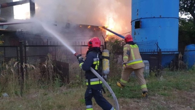 Podczas porannej akcji strażaków na terenie stolarni w Skarżysku