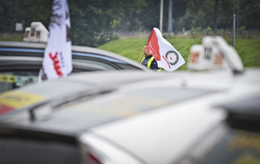 Taksówkarze zaczynają protest w Warszawie. Sprzeciwiają się sprzedaży MPT. Jak wpłynie na pasażerów?