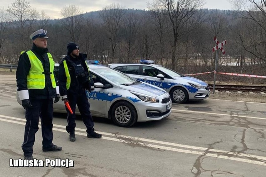 Policjanci czuwają nad bezpieczeństwem uchodźców.