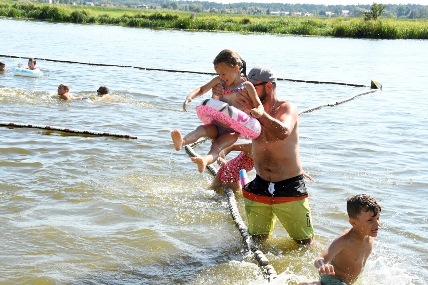 Upalny czwartek nad zalewem w Pińczowie. Mnóstwo ludzi szukało ochłody. Zobacz zdjęcia