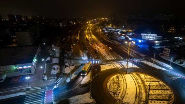 Bloki przy ul. Działowskiego, targowisko Manhattan czy boisko przy Skarpie to tylko niektóre miejsca, które udało się uchwycić naszej fotoreporterce na niesamowitych zdjęciach z drona. Rubinkowo nocą absolutnie zachwyca! Skarpa też!