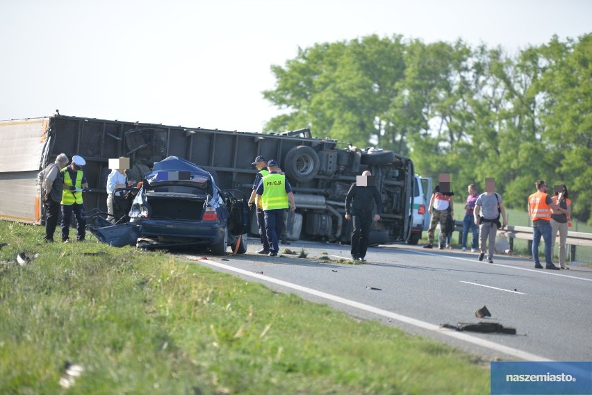 Śmiertelny wypadek na autostradzie A1. Zderzenie BMW z samochodem ciężarowym [zdjęcia]