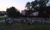 Sierpniowe "Kino po zachodzie słońca" w Busku - Zdroju cieszy się dużą popularnością. Film "Green Book" obejrzało kilkaset osób ZDJĘCIA