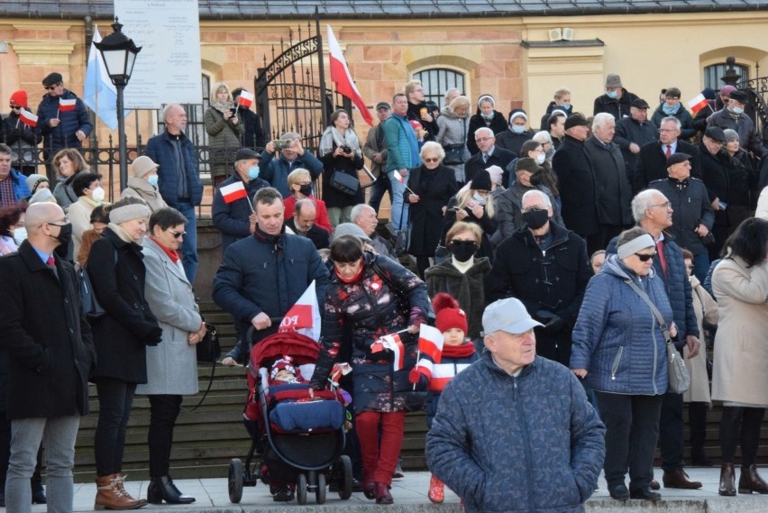 Święto Niepodległości w Kielcach. Wspaniała defilada. Pod pomnik Marszałka Piłsudskiego przemaszerowały tysiące ludzi. Zobaczcie zdjęcia 