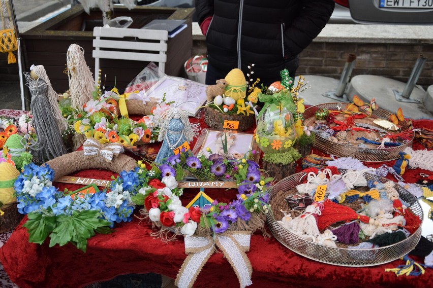Kiermasz Wielkanocny 2022 w Wieluniu. Lokalne produkty i rękodzieła królowały na placu Legionów