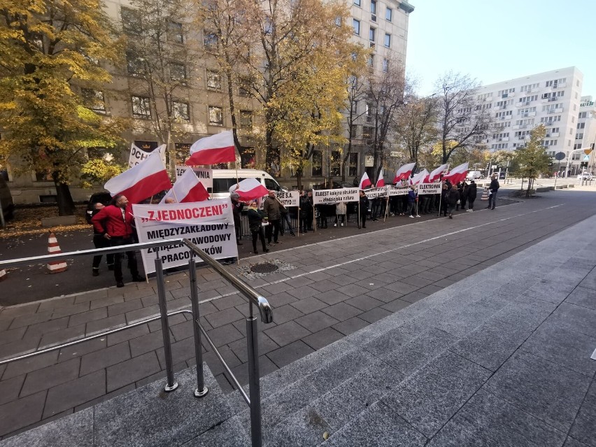 Pracownicy Elbest Security Bełchatów i związkowcy z MZPP Zjednoczeni protestowali w Warszawie