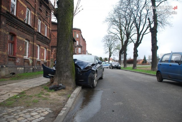 Kobieta, chcąc uniknąć uderzenia w sarnę, wjechała w drzewo