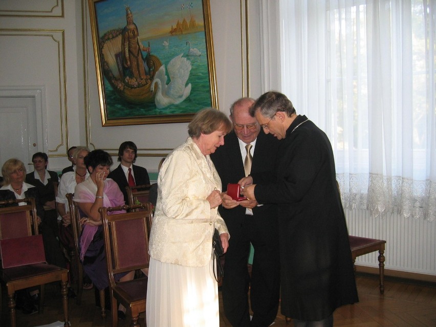 Dankmar i Christa odbierają medal "Różę Lutra" od biskupa...
