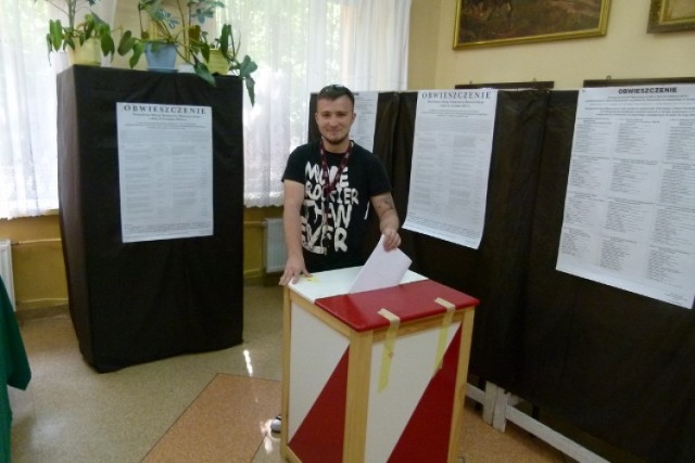 Eurowybory 2014 w Tomaszowie Maz. Mateusz Małecki przed godziną 17 głosował w lokalu ZSP 1, gdzie mieści się OKW nr 12