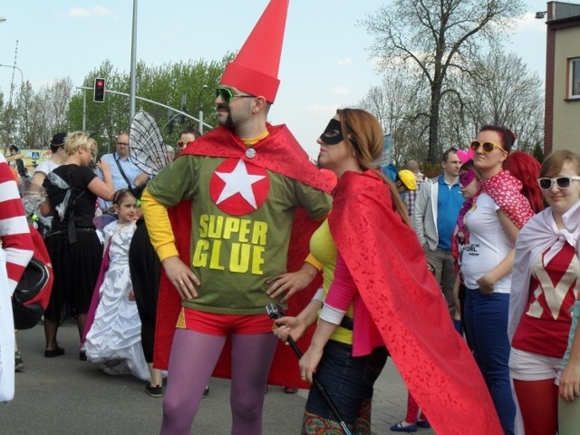 Już po raz ósmy odbędzie się Festiwal Dziwnie Fajne, czyli Międzygalaktyczny Zlot Superbohaterów. Będzie radość, muzyka i ekologia. W tym roku imreza będzie trwała trzy dni - od 15 do 17 kwietnia. Celem jest integracja międzypokoleniowa, wspólna zabawa, promocja ekologii i samego Bytomia.

W programie jest przemarsz superbohaterów, Kiermasz Twórczej Reanimacji Odpadów, a także koncerty, spektakle teatralne i spotkania kabaretowe. W tym roku Bytom odwiedzą tacy artyści jak Ania Rusowicz, Wojtek Mazolewski Quintet, Bloco Pomerania, Kabaret Drzewo a Gada czy Kabaret Młodych Panów.

Gwoździem imprezy jest sobotni przemarsz osób w strojach, przeważnie własnego autorstwa, od szybu Krystyna na Rynek, wraz z orkiestrą. W przemarszu biorą udział całe rodziny - od najmłodszych do najstarszych członków, grupy znajomych i przyjaciół. 

Na Rynku czeka już na nich kiermasz designerów, projektantów, wizjonerów i wszystkich, którzy reanimując odpady dają im nową szansę na zaistnienie w świecie przedmiotów użytkowych. A w niedzielę będą warsztaty.