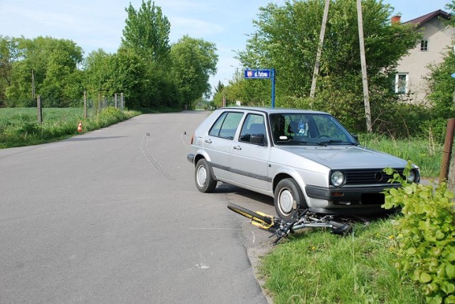 Radzyń Podlaski. Wypadek w Woli Osowińskiej. 17-latek wjechał rowerem pod koła osobówki.