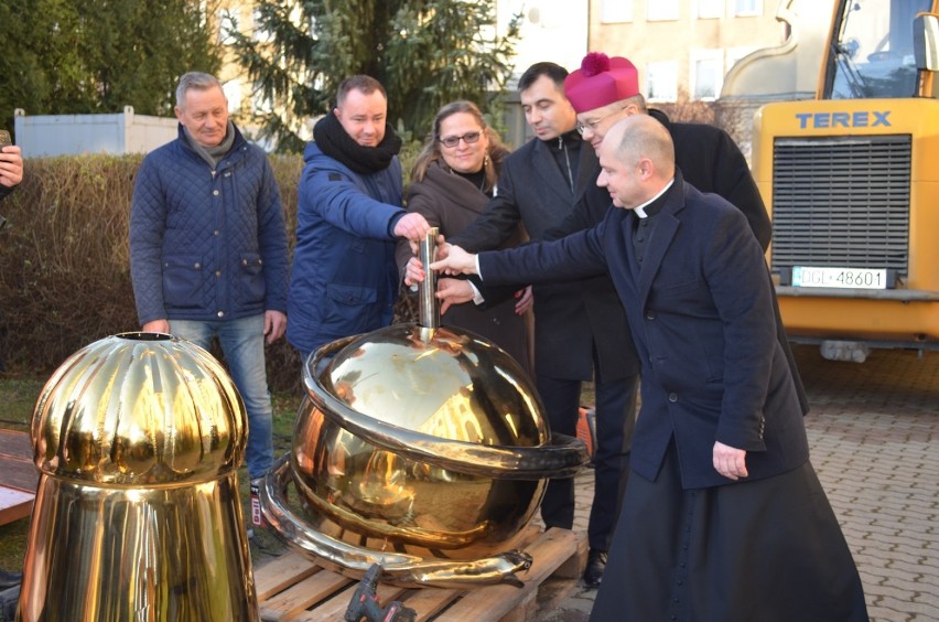 Kapsuła czasu jest już zamknięta. Jutro montaż pierwszego hełmu na kościelnej wieży na starówce