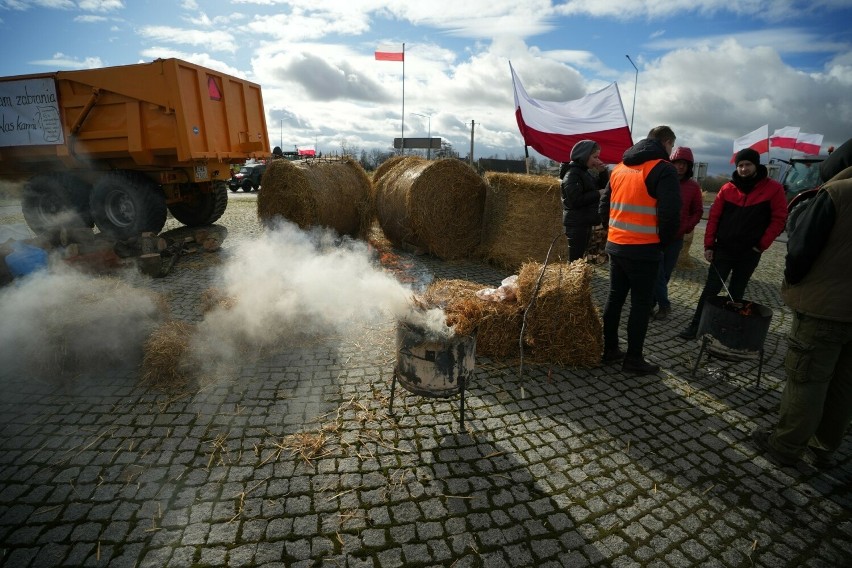 Tak rolnicy protestują w Grębocinie i Turznie.