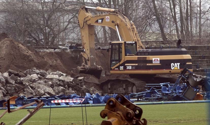 Koparki na płycie stadionu miejskiego w Gdyni i 5 proc. białych krzesełek