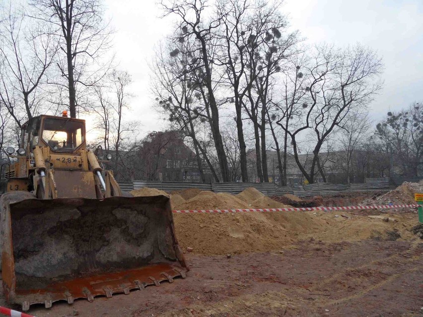 Robotnicy odkryli ludzkie szczątki burząc domy pod DTŚ w Gliwicach