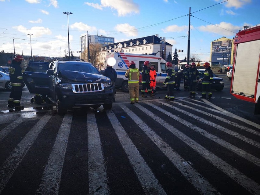 Wjazd na rondo Jagiellonów od strony ul. 3 Maja jest...