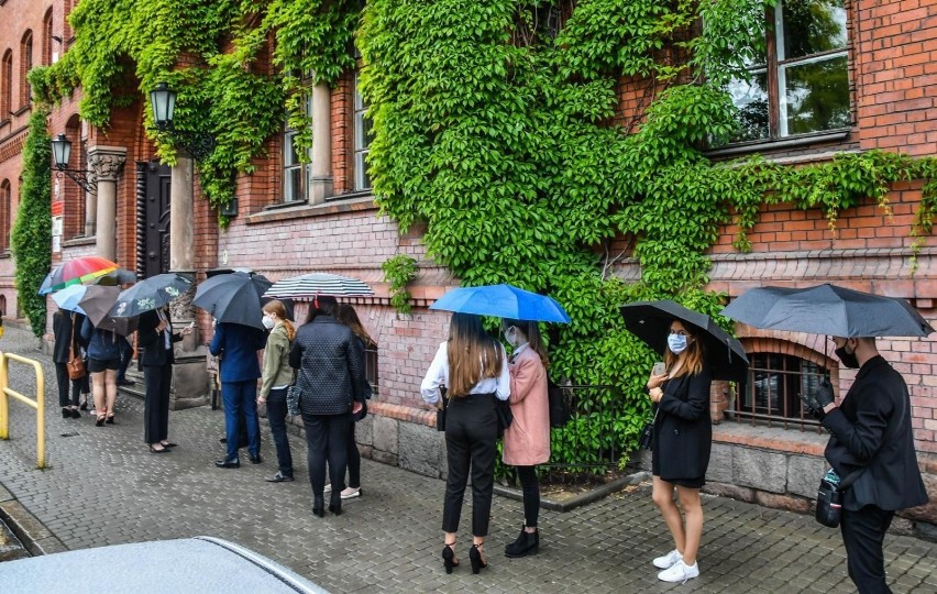 Pierwszy dzień matur w bydgoskiej "Jedynce" i w "Plastyku".