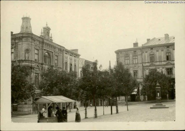 Fotografie ze zbiorów Austriackiego Archiwum Państwowego przedstawiające Przemyśl i Twierdzę Przemyśl. Nz. Rynek.