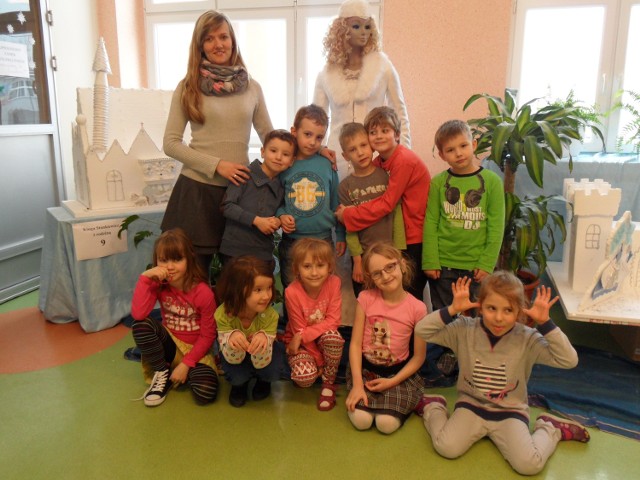 Grupa 6-latków "Zamkowej szkoły" w Radzionkowie z wychowawczynią Agnieszką Więcławik i manekinem Królowej Śniegu