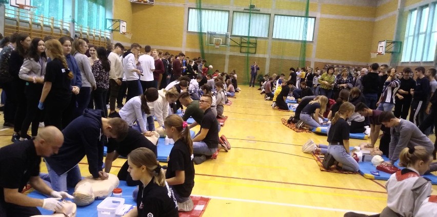 Setki uczniów biło rekord w sztucznym oddychaniu [zdjęcia]
