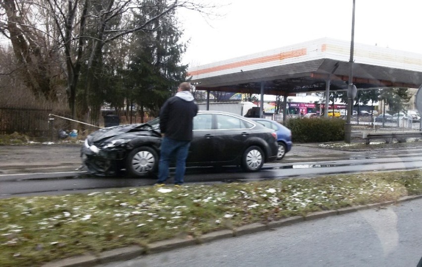 Wypadek w Bielsku-Białej, kierowca uwięziony [ZDJĘCIA]