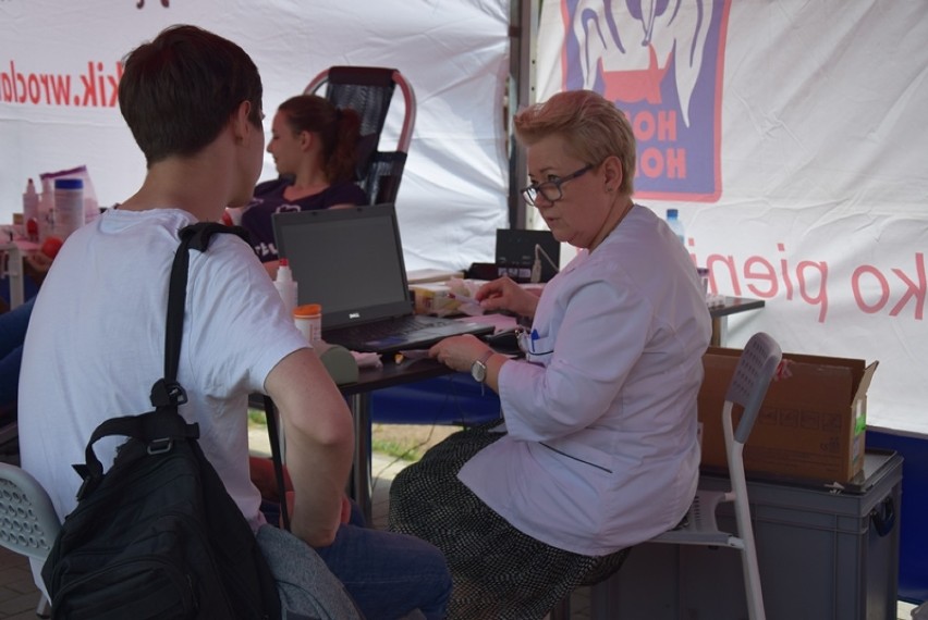 Zbiórka krwi w parku Wrocławskim. Mieszkańcy chętnie...