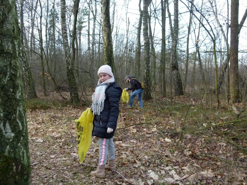 Sprzątanie Lasu Paprockego w Zduńskiej Woli