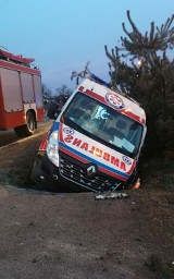 Pijany ukradł karetkę i wjechał do rowu. Ambulans nadaje się już tylko na złom