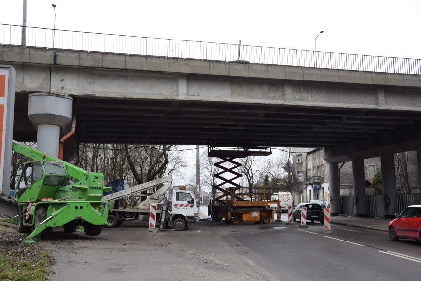 Prace remontowe powodują utrudnienia także na ulicy...