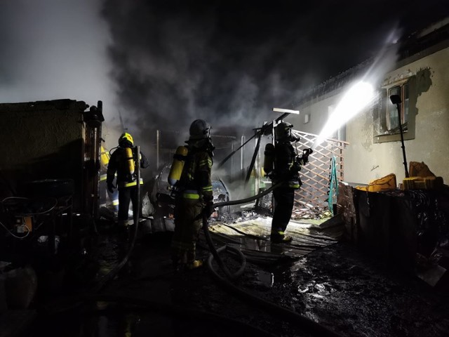 Nocny pożar w Gaju. Spłonął garaż oraz samochód