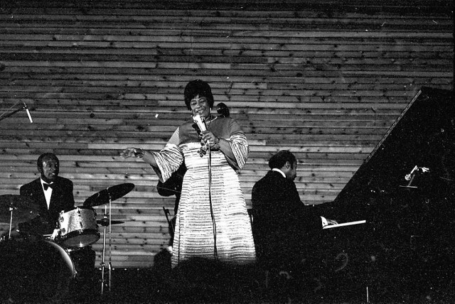 W kwietniu 1965 r. na deskach Sali Kongresowej wystąpiła amerykańska wokalistka jazzowa, zwana „pierwszą damą piosenki”. Jedna z najwybitniejszych śpiewaczek w historii tego gatunku przyjęta z ogromnym entuzjazmem przez polską publiczność "cieszyła się jak dziecko" i "tańczyła za kulisami twista w rytm skandowanych okrzyków", jak relacjonował na łamach "Przekroju" Lucjan Kydryński.