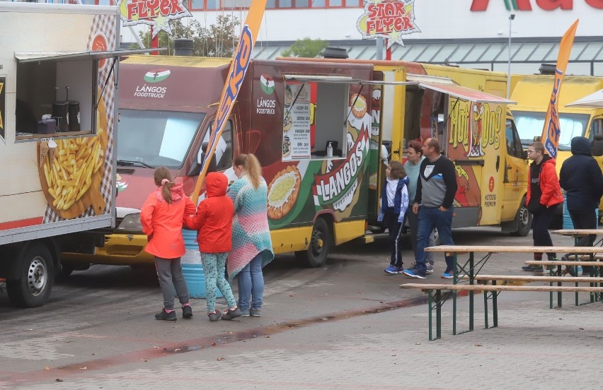 Zlot food trucków przy centrum handlowym M1 w Radomiu...