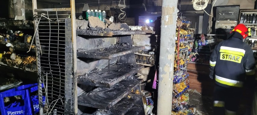 Spłonęło całe wyposażenie sklepu w Pomieczynie.