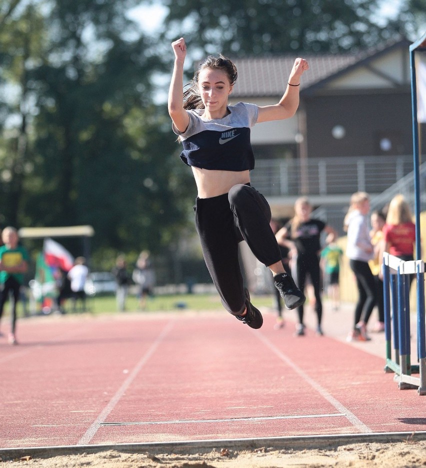 Jesienna liga lekkoatletyczna (2019) szkół podstawowych. Na stadionie w Pucku świetna pogoda i wielkie emocje