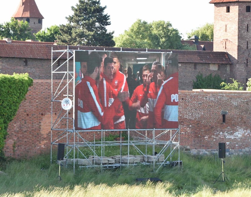 Malbork. Euro 2020 w Malborskiej Strefie Kibica. Fani piłki nożnej oglądali mecz Polski ze Słowacją