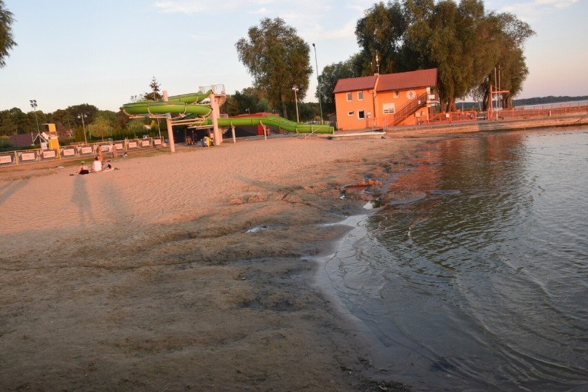 Zbąszyń.  Zachód słońca nad jeziorem Błędno. Srebrny księżyc...