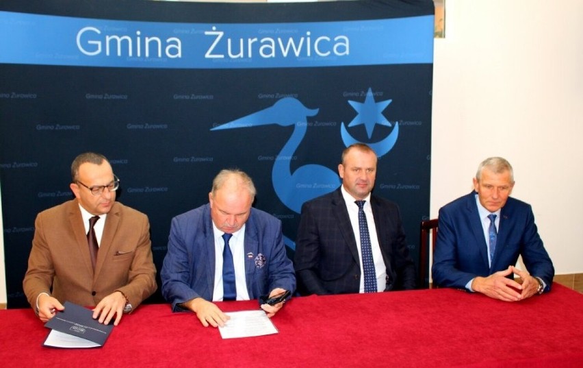 Wójt gminy Żurawica Tomasz Szeleszczuk podpisał umowę z...