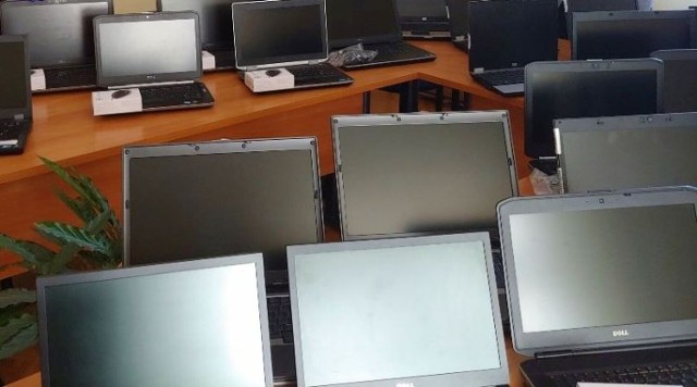 Zdjęcie poglądowe - do dzieci powiatu szczecineckiego trafią tysiące komputerów