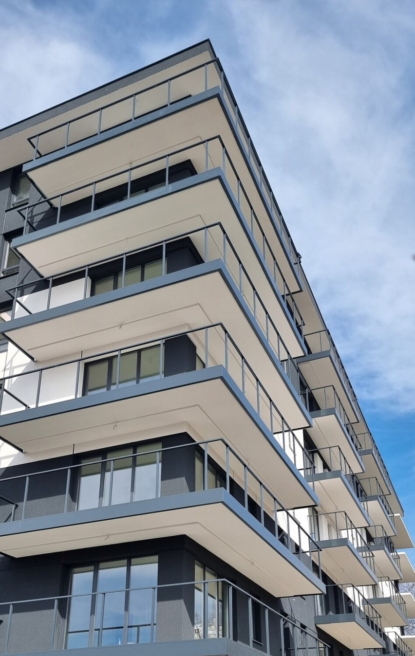 Apartamentowiec City Park w Starachowicach na ukończeniu. Jest brylantowa elewacja, zamontowano barierki na balkonach. Zobacz zdjęcia