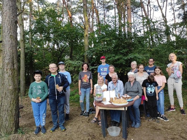 Grupa mieszkańców Osiedla Leśnego w Golubiu-Dobrzyniu oczyściła polanę i las pry ulicy Sosnowej oraz teren przy muszli koncertowej