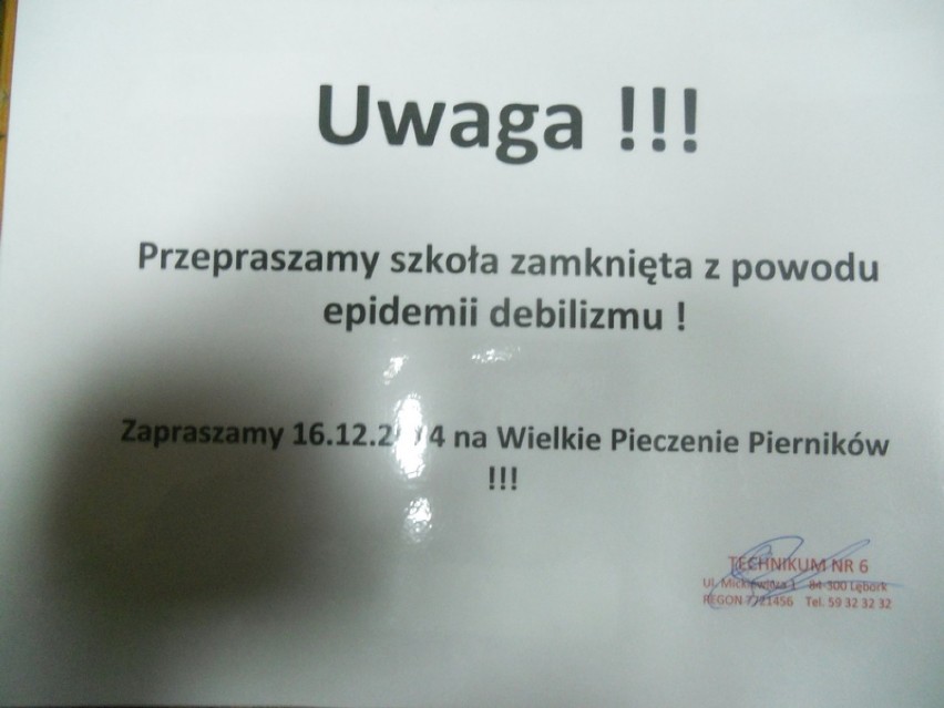 Na drzwiach szkół wisiały łańcuch, kłódki i kartki z...