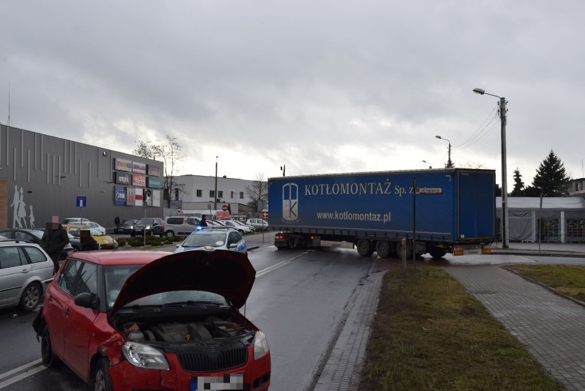 Kraksa na Warszawskiej w Wieluniu. Zderzyły się cztery auta. Jedna osoba ranna [FOTO]