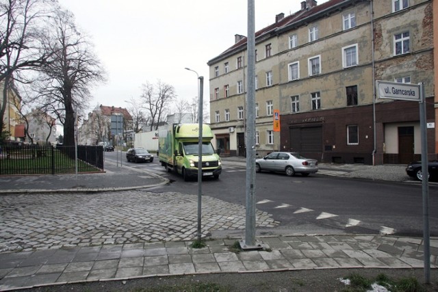 Zniknął znak drogowy ustąp pierwszeństwa z ulicy Gancarskiej w Legnicy