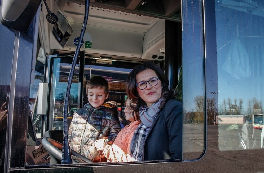 Partia 46 nowych autobusów od Mercedesa dotarła do Gdańska