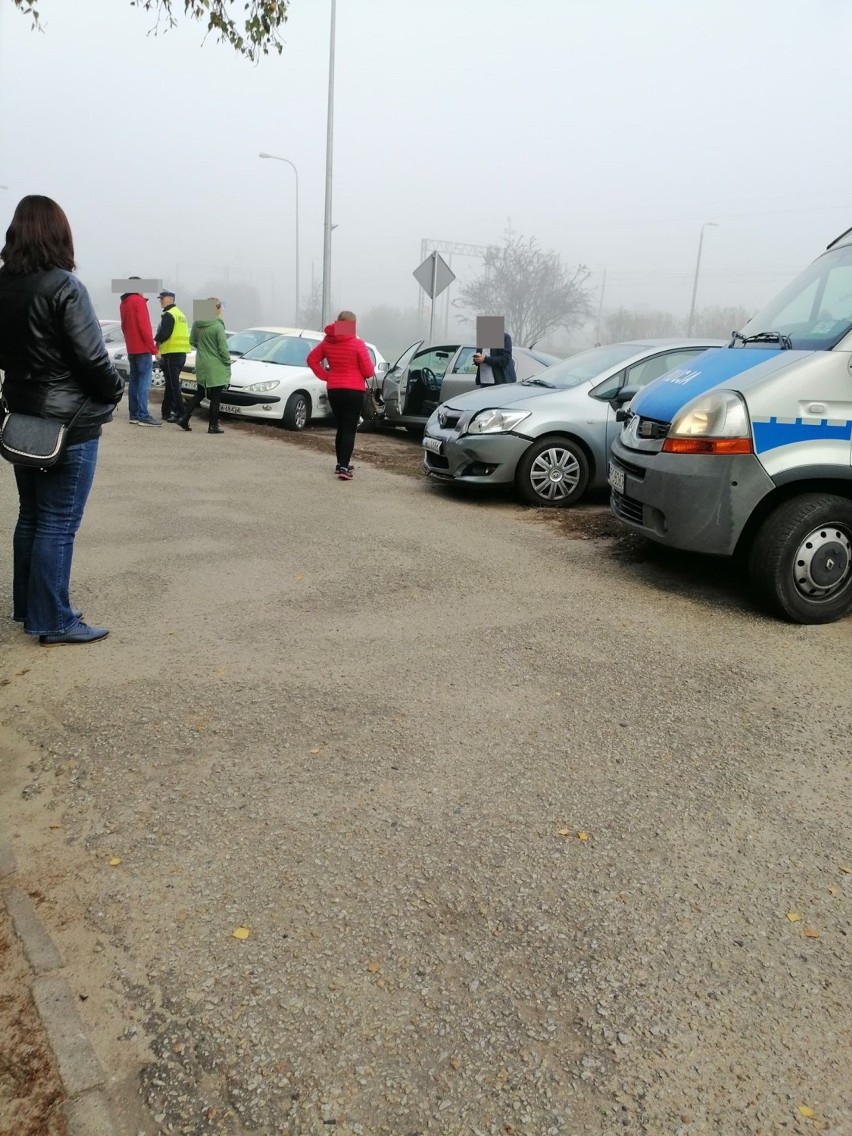 Toyota wjechała w tył skody. W sumie 4 samochody uszkodzone na ulicy Promiennej we Włocławku