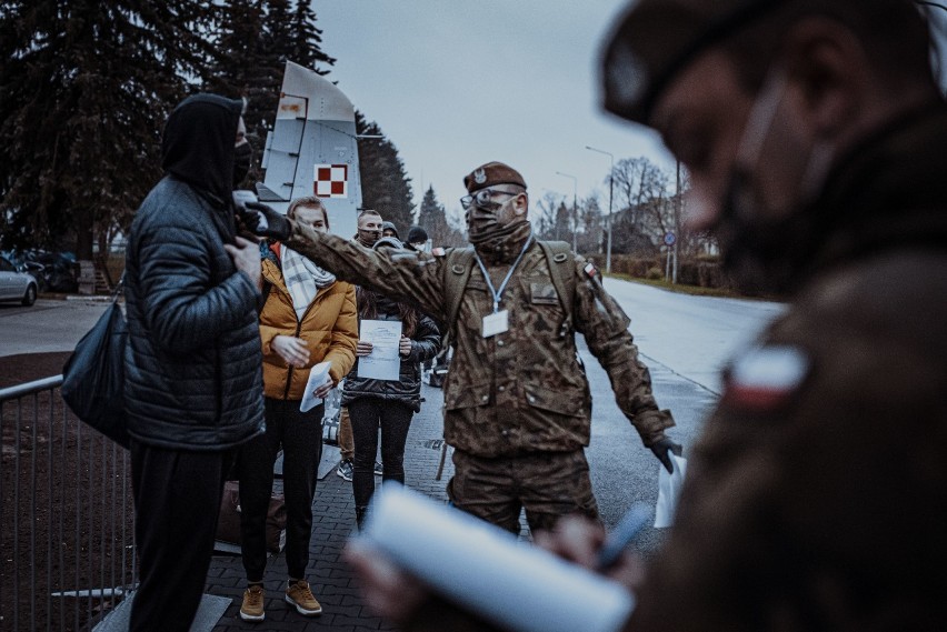 Żołnierze Wojsk Obrony Terytorialnej zaczęli szkolenie w Radomiu. Są obostrzenia sanitarne