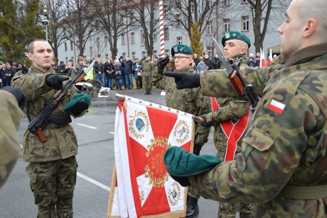 Słowa przysięgi wojskowej wypowiedziało 48 osób.