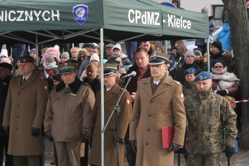 Uroczysta przysięga elewów na Placu Wolności w Kielcach. 5 żołnierzy otrzymało wyróżnienia