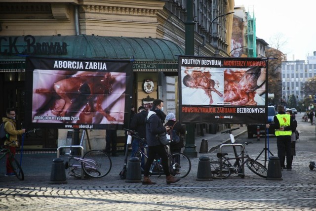 Tego typu plakaty antyaborcyjne pojawiają się w wielu miejscach w Krakowie podczas demonstracji środowisk pro-life