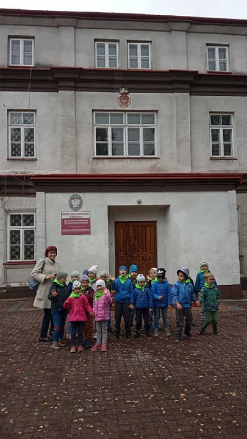 Przedszkolaki z Radomska wyruszyły śladami Wielkich Polaków do biblioteki w Strzałkowie [ZDJĘCIA]